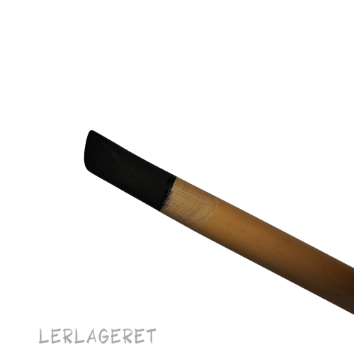 Poleringspinde fra lerlageret.com er beregnet til f.eks. glitning.
De sorte poleringspinde er med fast/stift gummi, der gør det yderst anvendelige til glitning. De kommer nemt rundt i kanter og hjørner, revner og sprækker. Rigtig god til de fine detaljer.
Den flade: Er god til samlinger, f.eks. kanterne og hjørner hvor du har samlet to stykker ler.
Den spidse: Er god til små fordybninger, det kan være udglatning og finish i fuger. Værktøj fra Lerlageret.com