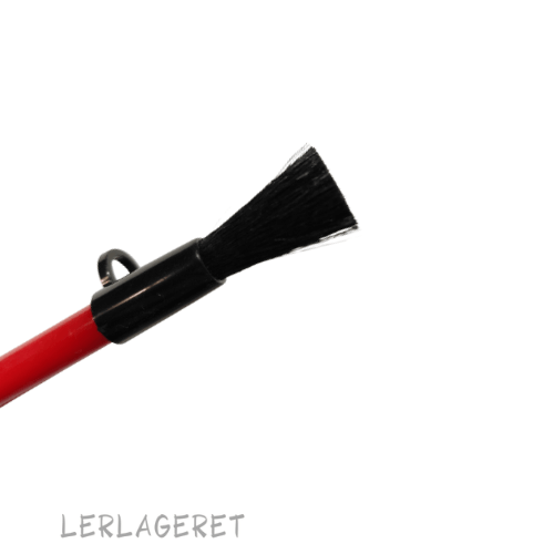 Børstebold fra Lerlageret
Når du trykker på den lille bold, kommer der luft ud.
Den er god at ha ved hånden hvis du sidder med små dekorationer, ornamenter og feks. sgraffito. Med bolden kan du blæse fnulleret væk, så behøver du ikke sidde og puste. Den lille børste kan fjerne det der sætter sig fast i rillerne, når du dekorerer.
Incl. børste måler den 20cm