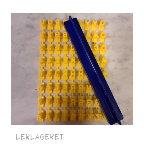 Bogstaver og tal i hård plast. Inkl. holder fra lerlageret.com
Engelsk alfabet. Bogstaver og tal, 6 mm.
Brug dem til ler, porcelæn, modellervoks, Silk Clay, selvhærdende ler osv.
Rengør stemplerne i vand efter brug.
Bogstaver og tal spejlvendes i holderen inden aftryk. Lav altid et prøvetryk så du er sikker på bogstaver og tal vender rigtigt.