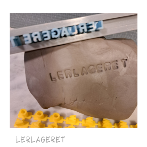 Bogstaver og tal i hård plast. Inkl. holder fra lerlageret.com
Engelsk alfabet. Bogstaver og tal, 6 mm.
Brug dem til ler, porcelæn, modellervoks, Silk Clay, selvhærdende ler osv.
Rengør stemplerne i vand efter brug.
Bogstaver og tal spejlvendes i holderen inden aftryk. Lav altid et prøvetryk så du er sikker på bogstaver og tal vender rigtigt.