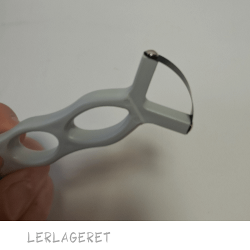 Dobbelt slynge med et godt håndtag af plast fra lerlageret.com
Slyngen er skarp og fungerer perfekt til dekoration, som carving, hvor du skærer i læderhårdt ler. Der er en smal bue i den ene ende og en bred bue i den anden ende.
Ca. 12,5 cm.