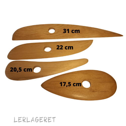 Stor skinne i træ fra lerlageret.com
Nærmest uundværlig når du skal dreje store fade, skåle og tallerkner.
Træskinderne ligger godt i hånden når du arbejder med dem. Selv våde ler-fingre kan holde fast, når du med tommel- og pegefinger bruger hullet i skinnen til at styre med.