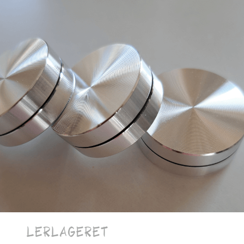 Enkelt og meget nyttigt lille redskab fra lerlageret.com til at lette afdrejningen.
Den fordeler trykket og drejer med skiven, så du slipper for finger mærker på dine emner.
Fåes i Ø3 cm, Ø3,5 cm og Ø4 cm
Drejer du store emner kan den med fordel bruges sammen med måle skiven fra lerlageret.com så fordeles trykket på et større areal.