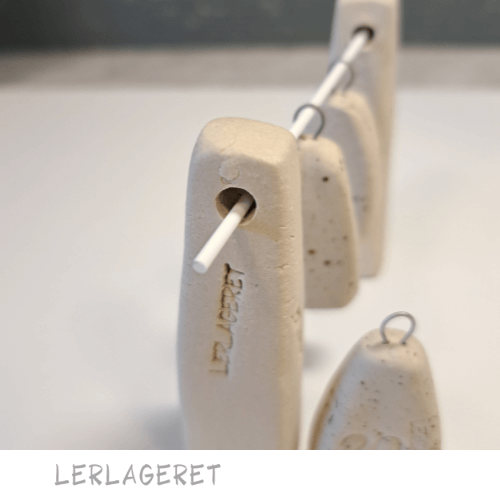 Porcelænsrør fra lerlageret.com er yderst anvendelige når du skal brænde f.eks. perler, knapper, ørenringe og jule ornamenter.
Tåler op til 1300 grader. Jeg har testet dem med 60g. fordelt på hele porcelænsrøret. De bøjer ikke og kan derfor tåle mere vægt og kan bruges igen og igen. Et meget bedre og stabilt alternativ til kantaltråd der bøjer. Husk altid selv at teste vægten, hvis du er usikker så lav en prøvebrænding. Anvender du de små ringe og kroge fra lerlageret.com passer de på porcelænsrør.