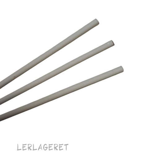 Porcelænsrør fra lerlageret.com er yderst anvendelige når du skal brænde f.eks. perler, knapper, ørenringe og jule ornamenter.
Tåler op til 1300 grader. Jeg har testet dem med 60g. fordelt på hele porcelænsrøret. De bøjer ikke og kan derfor tåle mere vægt og kan bruges igen og igen. Et meget bedre og stabilt alternativ til kantaltråd der bøjer. Husk altid selv at teste vægten, hvis du er usikker så lav en prøvebrænding. Anvender du de små ringe og kroge fra lerlageret.com passer de på porcelænsrør.