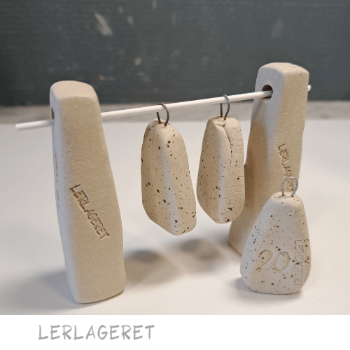 Porcelænsrør fra lerlageret.com er yderst anvendelige når du skal brænde f.eks. perler, knapper, ørenringe og jule ornamenter.
Tåler op til 1300 grader. Jeg har testet dem med 60g. fordelt på hele porcelænsrøret. De bøjer ikke og kan derfor tåle mere vægt og kan bruges igen og igen. Et meget bedre og stabilt alternativ til kantaltråd der bøjer. Husk altid selv at teste vægten, hvis du er usikker så lav en prøvebrænding. Anvender du de små ringe og kroge fra lerlageret.com passer de på porcelænsrør.