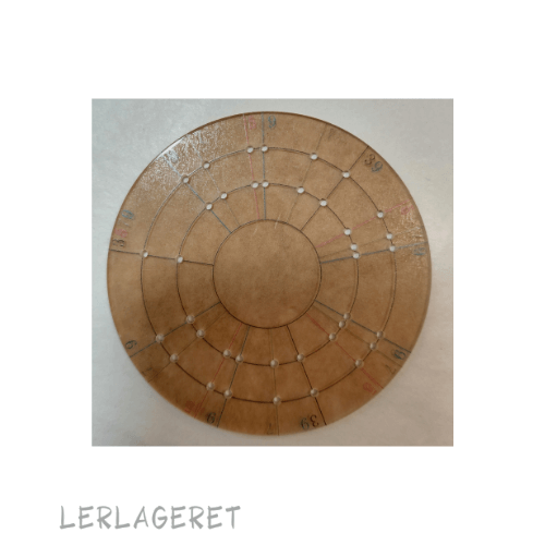 Måleskiven fra Lerlageret er opdelt i sektioner, der gør det nemt at lave symmetriske opmålinger på dit emne.
Den er effektiv til måleenheder der skal deles op f.eks. når du har emner der skal hænge med flere snore. Hvor det er vigtigt at afstanden er lige fordelt, så dit emne kommer til at hænge lige.
Kan også med fordel lægges under spinner til afdrejning, så trykket fordeles yderligere
Ø8 og Ø12 cm Transparant, det brune papir fjernes inden brug