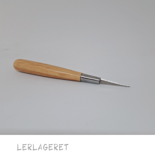 Skarp pottemagerkniv fra lerlageret.com har et træskæft der ligger godt i hånden den er 14 cm. lang.
Den er god til at skærer i læderhårdt ler og til at tage kanterne når du drejer, hvis de er blevet lidt skæve.
Lerlageret.com sælger også den dobbelte pottemager kniv