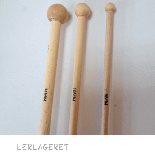 Træ-værktøj, særlig velegnet til dekoration.
De laver de fineste runde fordybninger i læderhårdt ler.
Kan også bruges til montering af hanke, hvor der ikke er plads til fingre.
3 forskellige.
6-8 mm, 10-12 mm og 14-16 mm.
16 cm lang.
Når du arbejder med træværktøj, er det altid en fordel at dyppe det kort i vand inden brug. Derved opretholdes du fugtigheden i dit ler, da træværktøjet ikke suger vandet af leret.