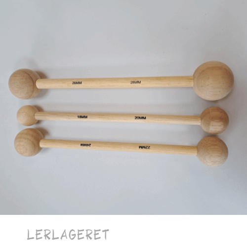 Træ-værktøj, særlig velegnet til dekoration.
De laver de fineste runde fordybninger i læderhårdt ler.
Kan også bruges til montering af hanke, hvor der ikke er plads til fingre.
3 forskellige.
18-20 mm, 22-24 mm og 26-28 mm.
16 cm lang.
Når du arbejder med træværktøj, er det altid en fordel at dyppe det kort i vand inden brug. Derved opretholdes du fugtigheden i dit ler, da træværktøjet ikke suger vandet af leret.