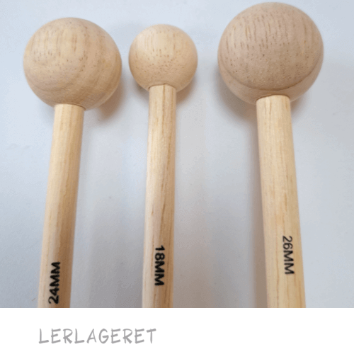 Træ-værktøj, særlig velegnet til dekoration.
De laver de fineste runde fordybninger i læderhårdt ler.
Kan også bruges til montering af hanke, hvor der ikke er plads til fingre.
3 forskellige.
18-20 mm, 22-24 mm og 26-28 mm.
16 cm lang.
Når du arbejder med træværktøj, er det altid en fordel at dyppe det kort i vand inden brug. Derved opretholdes du fugtigheden i dit ler, da træværktøjet ikke suger vandet af leret.