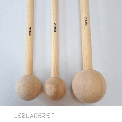 Træ-værktøj, særlig velegnet til dekoration.
De laver de fineste runde fordybninger i læderhårdt ler.
Kan også bruges til montering af hanke, hvor der ikke er plads til fingre.
3 forskellige.
18-20 mm, 22-24 mm og 26-28 mm.
16 cm lang.
Når du arbejder med træværktøj, er det altid en fordel at dyppe det kort i vand inden brug. Derved opretholdes du fugtigheden i dit ler, da træværktøjet ikke suger vandet af leret.
