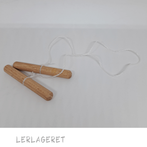 Skæretråden i nylon fra lerlageret.com har to gode håndtag, så den er nem at arbejde med, også når fingrene er smurt ind i ler.
Skæretråden er grov, brug den når du skærer i groft ler eller når du skærer direkte fra pakken.
Lerlageret.com forhandler flere forskellige modeller skæretråd