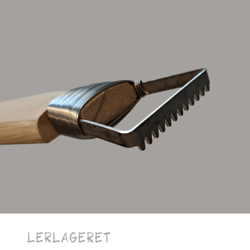 Slyngen fra lerlageret.com har et rundt modelleringsskaft, der er meget anvendelig til at glatte bunden med hvis du bruger slyngen til afdrejning.
Tænderne kan anvendes når du afdrejer hvis det du drejer af er for vådt, kan der komme bølger/gardiner der er svære at få væk. Men hvis du kører slyngen med tænderne en runde på dit emne "stresser" du bølgerne og kan dreje af igen. En rigtig god "allround" slynge der kan bruges til mange forskellige formål. Som f.eks. udhuling af emner, modellering og afdrejning.