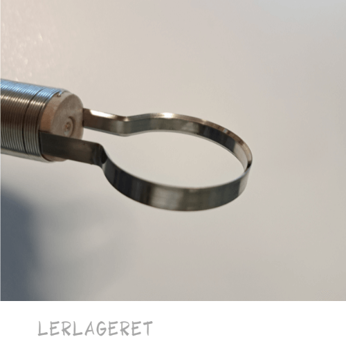 Slynge med et godt træhåndtag fra lerlageret.com
Rundt hoved Længde 19 cm
En rigtig god "allround" slynge der kan bruges til mange forskellige formål. Som f.eks. udhuling af emner, modellering og afdrejning.
Det er klassikeren inden for slynger, den er monteret med stærke viklinger og fremstillet i stål. En slynge der holder i rigtig mange år, hvis du passer godt på den.