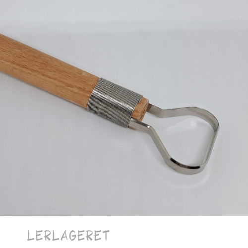 Slynge med et godt træhåndtag fra lerlageret.com
Ovalt hoved Længde 19 cm
En rigtig god "allround" slynge der kan bruges til mange forskellige formål. Som f.eks. udhuling af emner, modellering og afdrejning.
Det er klassikeren inden for slynger, den er monteret med stærke viklinger og fremstillet i stål. En slynge der holder i rigtig mange år, hvis du passer godt på den.