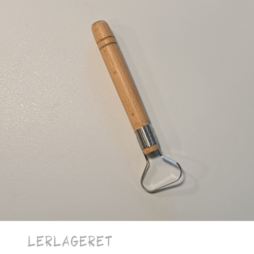 Slynge med et godt træhåndtag fra lerlageret.com
Ovalt hoved Længde 19 cm
En rigtig god "allround" slynge der kan bruges til mange forskellige formål. Som f.eks. udhuling af emner, modellering og afdrejning.
Det er klassikeren inden for slynger, den er monteret med stærke viklinger og fremstillet i stål. En slynge der holder i rigtig mange år, hvis du passer godt på den.