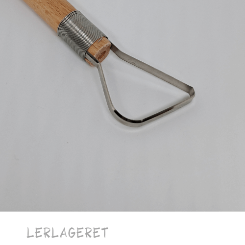 Slynge med et godt træhåndtag fra lerlageret.com
Lige hoved med buer Længde 19 cm
En rigtig god "allround" slynge der kan bruges til mange forskellige formål. Som f.eks. udhuling af emner, modellering og afdrejning.
Det er klassikeren inden for slynger, den er monteret med stærke viklinger og fremstillet i stål. En slynge der holder i rigtig mange år, hvis du passer godt på den.