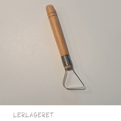 Slynge med et godt træhåndtag fra lerlageret.com
Lige hoved med buer Længde 19 cm
En rigtig god "allround" slynge der kan bruges til mange forskellige formål. Som f.eks. udhuling af emner, modellering og afdrejning.
Det er klassikeren inden for slynger, den er monteret med stærke viklinger og fremstillet i stål. En slynge der holder i rigtig mange år, hvis du passer godt på den.