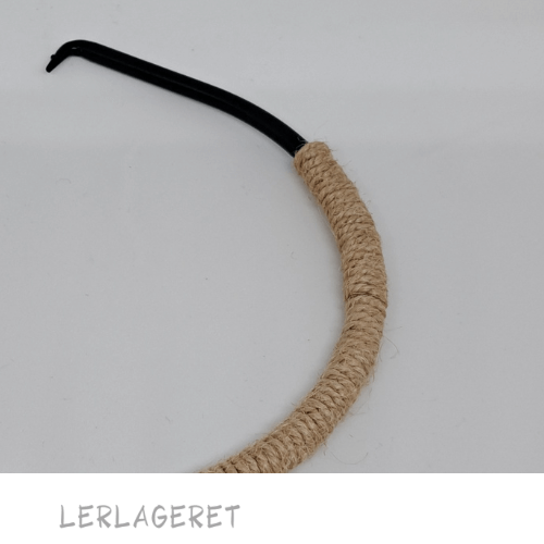 Rigtig fin metalhank, viklet med natursnor. Måler 7,5 cm mellem fødderne