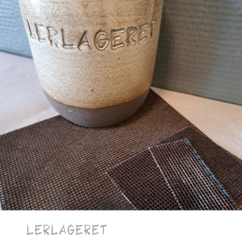 Slibenet fra lerlageret.com kan bruges til at slibe både på forglødet og glaseret emner.
Slibenettet kan klippes til efter behov. Sidder du ved drejeskiven kan du lægge det direkte på skiven, slibenettet suger sig fast når der kommer vand på. Hvis du ikke har en drejeskive, kan du klippe slibenettet, så det passer ned i en lille beholder, denne hælder du vand i når du bruger slibenette, så undgår du alt for meget slibestøv.
På filmen kan du se hvordan du nemt og enkelt bruger slibenettet på drejeskiven.