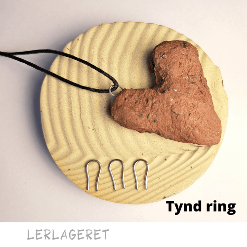 Kroge og ringe fra Lerlageret.com er beregnet til øreringe, vedhæng, ornamenter, juleklokker, vægophæng og andet ophæng. De sættes i leret når det er læderhårdt og kan tåle temperatur op til 1300°C. Efter brænding bliver metallet en lille smule mørkere. De små kroge kan trykkes helt ned i leret så det bliver et lukket øje der kan bruges til feks. smykker. Eller brug den som krog, så den kan hægtes af og på.