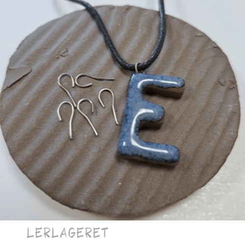 Udstikker engelsk alfabet ca. 2 cm høje. fra lerlageret.com
Tips: Når du bruger dine udstikker er det en god ide at glatte og komprimere leret inden. Derefter lægger du et stykke husholdningsfilm oven på dit ler. Løft husholdningsfilmen mellem hver gang du stikker ud. De emner du stikker ud, sætter sig ikke fast inde i formen og kanterne bliver fine afrundede af husholdningsfilmen.
Komprimer dit ler med en gummi skinne fra lerlageret.com
