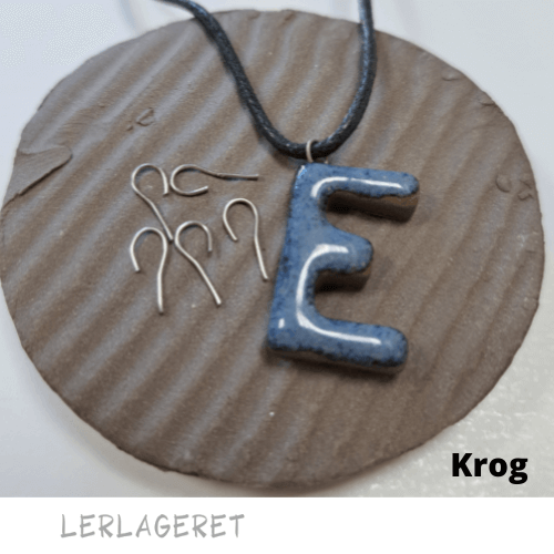 Kroge og ringe fra Lerlageret.com er beregnet til øreringe, vedhæng, ornamenter, juleklokker, vægophæng og andet ophæng. De sættes i leret når det er læderhårdt og kan tåle temperatur op til 1300°C. Efter brænding bliver metallet en lille smule mørkere. De små kroge kan trykkes helt ned i leret så det bliver et lukket øje der kan bruges til feks. smykker. Eller brug den som krog, så den kan hægtes af og på.