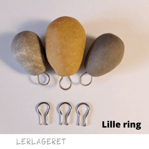 Kroge og ringe fra Lerlageret.com er beregnet til øreringe, vedhæng, ornamenter, juleklokker, vægophæng og andet ophæng. De sættes i leret når det er læderhårdt og kan tåle temperatur op til 1300°C. Efter brænding bliver metallet en lille smule mørkere. De små kroge kan trykkes helt ned i leret så det bliver et lukket øje der kan bruges til feks. smykker. Eller brug den som krog, så den kan hægtes af og på.