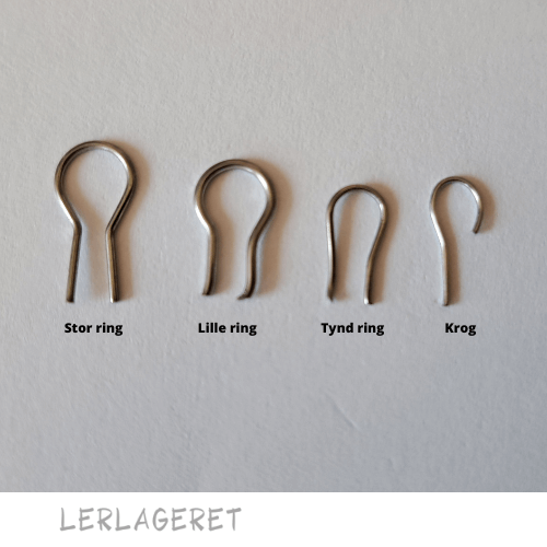 Kroge og ringe fra Lerlageret.com er beregnet til øreringe, vedhæng, ornamenter, juleklokker, vægophæng og andet ophæng. De sættes i leret når det er læderhårdt og kan tåle temperatur op til 1300°C. Efter brænding bliver metallet en lille smule mørkere. De små kroge kan trykkes helt ned i leret så det bliver et lukket øje der kan bruges til feks. smykker. Eller brug den som krog, så den kan hægtes af og på.