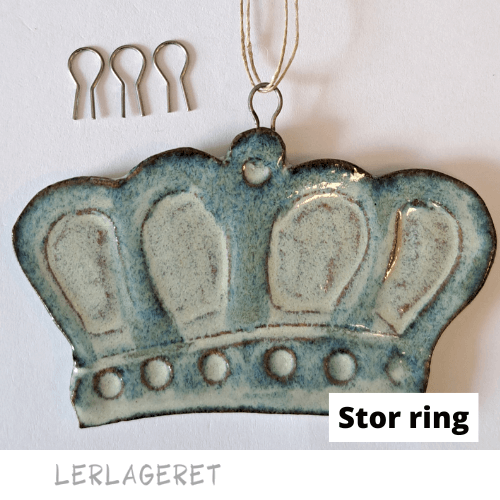 Kroge og ringe fra Lerlageret.com er beregnet til øreringe, vedhæng, ornamenter, juleklokker, vægophæng og andet ophæng. De sættes i leret når det er læderhårdt og kan tåle temperatur op til 1300°C. Efter brænding bliver metallet en lille smule mørkere. De små kroge kan trykkes helt ned i leret så det bliver et lukket øje der kan bruges til feks. smykker. Eller brug den som krog, så den kan hægtes af og på.
