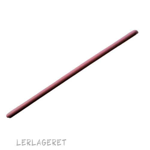 Porcelænsrør fra lerlageret.com er yderst anvendelige når du skal brænde f.eks. perler, knapper, ørenringe og jule ornamenter.
Tåler op til 1300 grader. Jeg har testet dem med 300g. fordelt på hele porcelænsrøret. De bøjer ikke og kan derfor tåle mere vægt og kan bruges igen og igen. Et meget bedre og stabilt alternativ til kantaltråd der bøjer. Husk altid selv at teste vægten, hvis du er usikker så lav en prøvebrænding. Anvender du de små ringe og kroge fra lerlageret.com passer de på porcelænsrør.