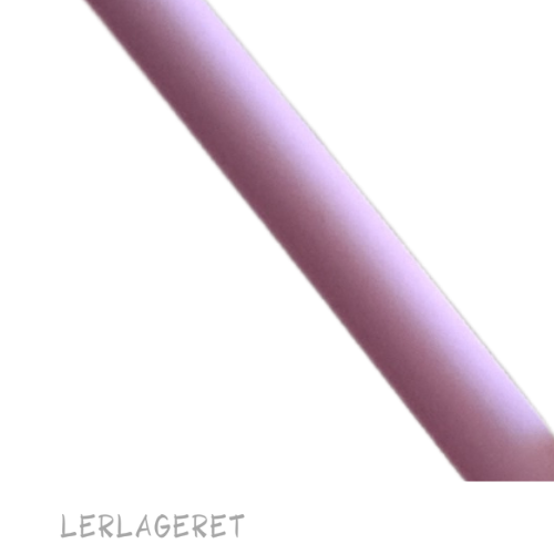 Porcelænsrør fra lerlageret.com er yderst anvendelige når du skal brænde f.eks. perler, knapper, ørenringe og jule ornamenter.
Tåler op til 1300 grader. Jeg har testet dem med 300g. fordelt på hele porcelænsrøret. De bøjer ikke og kan derfor tåle mere vægt og kan bruges igen og igen. Et meget bedre og stabilt alternativ til kantaltråd der bøjer. Husk altid selv at teste vægten, hvis du er usikker så lav en prøvebrænding. Anvender du de små ringe og kroge fra lerlageret.com passer de på porcelænsrør.