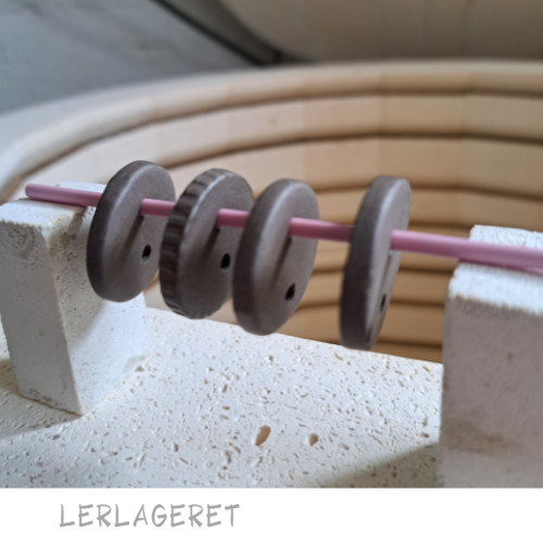 Porcelænsrør fra lerlageret.com er yderst anvendelige når du skal brænde f.eks. perler, knapper, ørenringe og jule ornamenter.
Tåler op til 1300 grader. Jeg har testet dem med 300g. fordelt på hele porcelænsrøret. De bøjer ikke og kan derfor tåle mere vægt og kan bruges igen og igen. Et meget bedre og stabilt alternativ til kantaltråd der bøjer. Husk altid selv at teste vægten, hvis du er usikker så lav en prøvebrænding. Anvender du de små ringe og kroge fra lerlageret.com passer de på porcelænsrør.