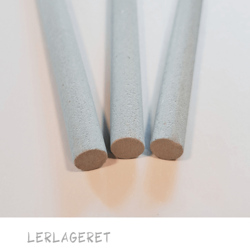 Slibesten fra lerlageret.com kan slibe på færdigbrændt keramik.
Den fjerner de skarpe kanter, rester af pladevask og små glasur uheld.
Overfladen på keramikken bliver fin og blød, hvor du har slebet, så du ikke ridser overfladen på f.eks. dit bord når du tager keramik i brug.
Slibestenen kan med fordel bruges våd, så du mindsker risikoen for indånding af det farlige slibestøv.
LerLageret.com anbefaler at der, når der arbejders med processer der støver, bærers maske.
Rund: Ø10 og Ø7mm de er 100mm lange.