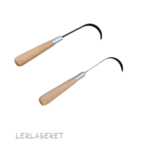 Dekorations jern, kan bruges både til afdrejning men også til dekoration under afdrejningen. Fremstillet af ”elastisk” jern så spidsen kan vibrere. Til dekoration bruges den på drejede emner. Sæt emnerne på drejeskiven når de er læderhårde og lad dekorationsjernet lave sjove mønstre på dit emne mens skiven drejer rundt. Mål incl håndtag ca. 19 cm Håndtaget af træ måler 11 cm og har et godt greb.