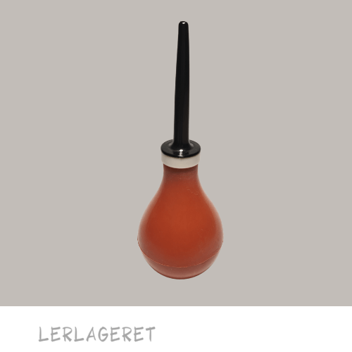 Dekorationssprøjten fra Lerlageret.com Anvendes til dekoration med begitning og glasur. Er også yderst anvendelig til dekoration med flydende ler/slikker.
Blødt gummi, der gør den nem at fylde og rengøre.
Den nemmeste måde at rengøre dekorationssprøjten på er at klemme mest muligt ud af den og derefter lade resten tørre ud. Når det er tørt kan du klemme dekorationssprøjten og derved løsne resterne. Hæld de tørre rester ud og vask efter med rent vand.
