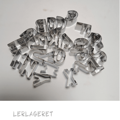 Udstikker engelsk alfabet ca. 2 cm høje. fra lerlageret.com
Tips: Når du bruger dine udstikker er det en god ide at glatte og komprimere leret inden. Derefter lægger du et stykke husholdningsfilm oven på dit ler. Løft husholdningsfilmen mellem hver gang du stikker ud. De emner du stikker ud, sætter sig ikke fast inde i formen og kanterne bliver fine afrundede af husholdningsfilmen.
Komprimer dit ler med en gummi skinne fra lerlageret.com