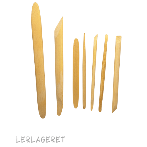 Assorterede pakke fra lerlageret.com med 7 forskellige lækre, kvalitets modellerpinde, smukt udført i bambus.
Klar til modellering, dekorering, mønster magi og mange andre ting.
Brug dem på både på vådt og læderhårdt ler.
