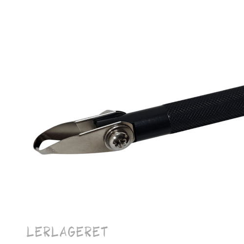 Værktøj fra Lerlageret konstrueret til at lave finesser og detaljer. Værktøjet ligger godt i hånden og er utrolig lækkert at arbejde med. Det har tynde, skarpe blade, der er meget holdbare og holder sig skarpe længe. Meget velegnet til dig der går op i detaljeret udsmykning på dit keramik. Længde 16,5 cm