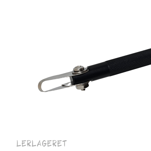 Værktøj fra Lerlageret konstrueret til at lave finesser og detaljer. Værktøjet ligger godt i hånden og er utrolig lækkert at arbejde med. Det har tynde, skarpe blade, der er meget holdbare og holder sig skarpe længe. Meget velegnet til dig der går op i detaljeret udsmykning på dit keramik. Længde 16,5 cm