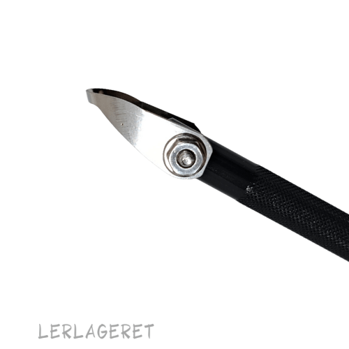 Værktøj konstrueret til at lave finesser og detaljer. Super god til graveringer så glasuren får kanter at løbe på.
Værktøjet ligger godt i hånden og er utrolig lækkert at arbejde med. Det har tynde, skarpe blade, der holder sig skarpe længe.
Skæret kan justeres og fastspændes så den passer til din måde at arbejde på og så du skåner dit håndled.
Meget velegnet til dig der går op i detaljeret udsmykning på din keramik.
Længde 16,5 cm