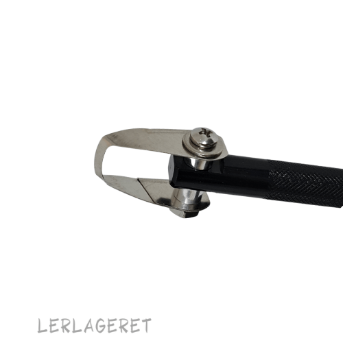 Værktøj fra Lerlageret.com konstrueret til at lave finesser og detaljer. Super god til graveringer så glasuren får kanter at løbe på.
Værktøjet ligger godt i hånden og er utrolig lækkert at arbejde med. Det har tynde, skarpe blade, der holder sig skarpe længe.
Skæret kan justeres og fastspændes så den passer til din måde at arbejde på og så du skåner dit håndled.
Meget velegnet til dig der går op i detaljeret udsmykning på din keramik.
Længde 16 cm.