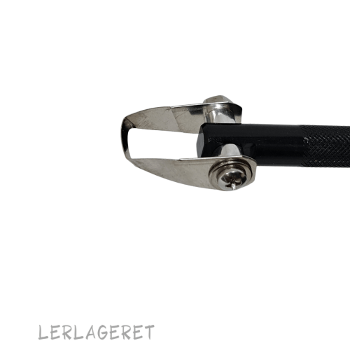 Værktøj fra Lerlageret.com konstrueret til at lave finesser og detaljer. Super god til graveringer så glasuren får kanter at løbe på.
Værktøjet ligger godt i hånden og er utrolig lækkert at arbejde med. Det har tynde, skarpe blade, der holder sig skarpe længe.
Skæret kan justeres og fastspændes så den passer til din måde at arbejde på og så du skåner dit håndled.
Meget velegnet til dig der går op i detaljeret udsmykning på din keramik.
Længde 16 cm.