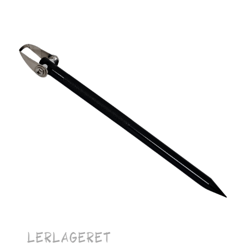 Værktøj fra Lerlageret.com konstrueret til at lave finesser og detaljer. Super god til graveringer så glasuren får kanter at løbe på.
Værktøjet ligger godt i hånden og er utrolig lækkert at arbejde med. Det har tynde, skarpe blade, der holder sig skarpe længe.
Skæret kan justeres og fastspændes så den passer til din måde at arbejde på og så du skåner dit håndled.
Meget velegnet til dig der går op i detaljeret udsmykning på din keramik.
Længde 16 cm.