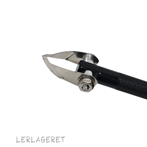 Værktøj fra Lerlageret konstrueret til at lave finesser og detaljer. Værktøjet ligger godt i hånden og er utrolig lækkert at arbejde med. Det har tynde, skarpe blade, der er meget holdbare og holder sig skarpe længe. Meget velegnet til dig der går op i detaljeret udsmykning på dit keramik. Længde 16,5 cm