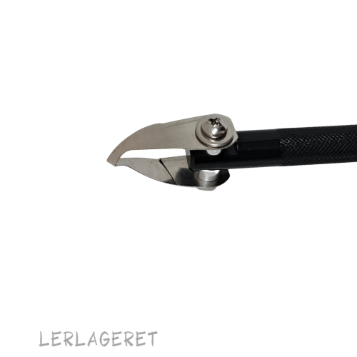 Værktøj fra Lerlageret konstrueret til at lave finesser og detaljer. Værktøjet ligger godt i hånden og er utrolig lækkert at arbejde med. Det har tynde, skarpe blade, der er meget holdbare og holder sig skarpe længe. Meget velegnet til dig der går op i detaljeret udsmykning på dit keramik. Længde 16,5 cm