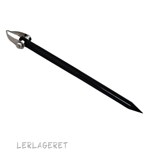 Værktøj fra Lerlageret konstrueret til at lave finesser og detaljer. Værktøjet ligger godt i hånden og er utrolig lækkert at arbejde med. Det har tynde, skarpe blade, der er meget holdbare og holder sig skarpe længe. Meget velegnet til dig der går op i detaljeret udsmykning på dit keramik. Længde 16,5 cm