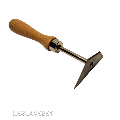 Afdrejningsjern, træhåndtag 15,5 cm. Afdrejningsjern med fire lige sider. Bruges til afdrejning af bund, inden du fjerner dit emne fra skiven. Drejer du direkte på skiven, vasker du skiven ren med en svamp, og bruger afdrejningsjernet til at fjerne den yderste kant / fod på dit ny-drejede emne. Derefter hælder du ganske lidt rent vand på skiven, skærer dit emne af med en tynd skæretråd og glider emnet forsigtigt over skiven og kan nu løfte det forsigtigt af med hænderne.