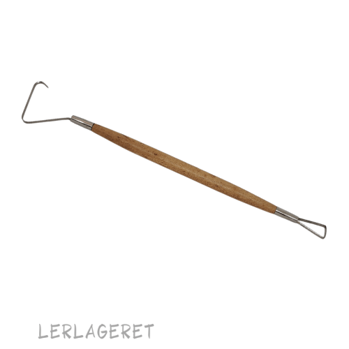 Trimmeværktøj fra lerlageret.com med to muligheder.
Den er god til de fine detaljer og finurlige mønstre og dekorationer.
Træ og stål 27 cm lang.